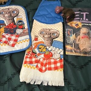 ET vintage Lot Kitchen Towel and pot holder - collectible Toys